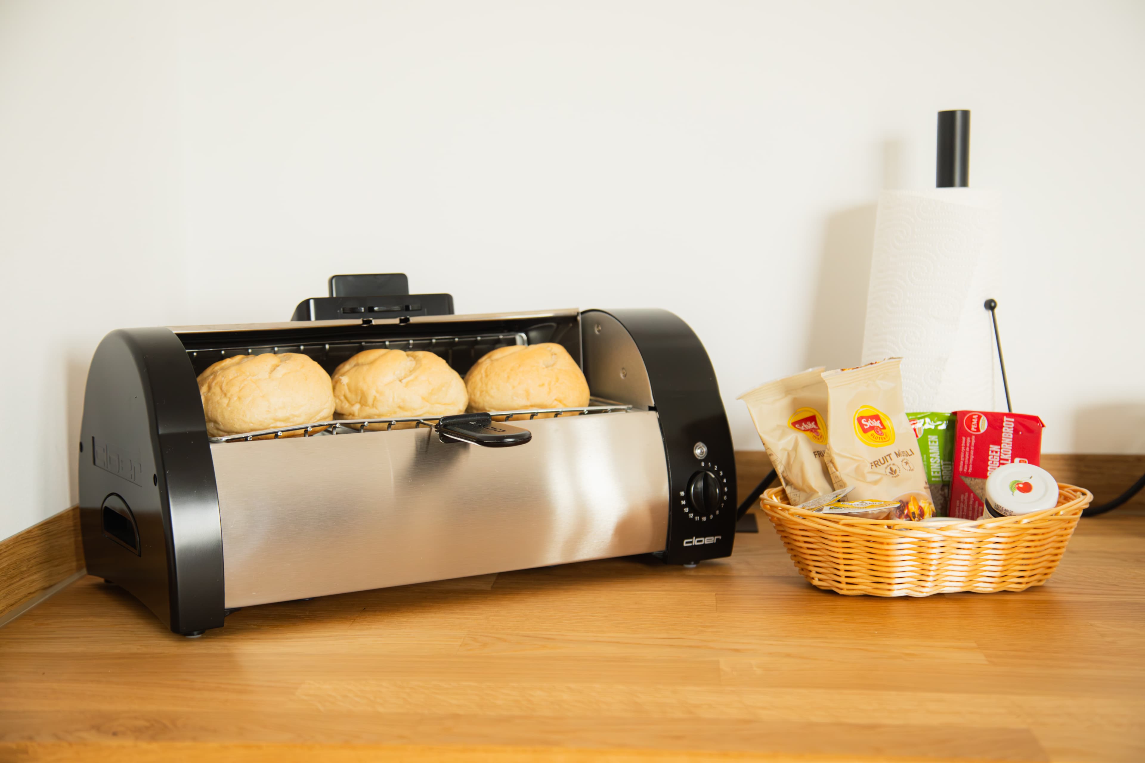 Drei warm aufgebackene Brötchen im offenen Brötchenofen
